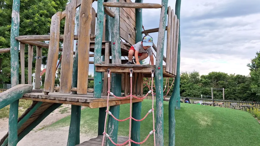 Spielplatz Kirschenallee 3