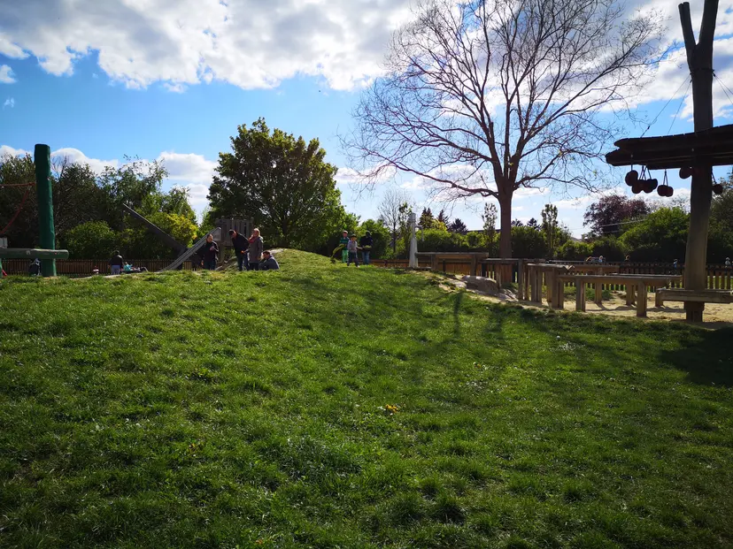 Spielplatz Kirschenallee 6