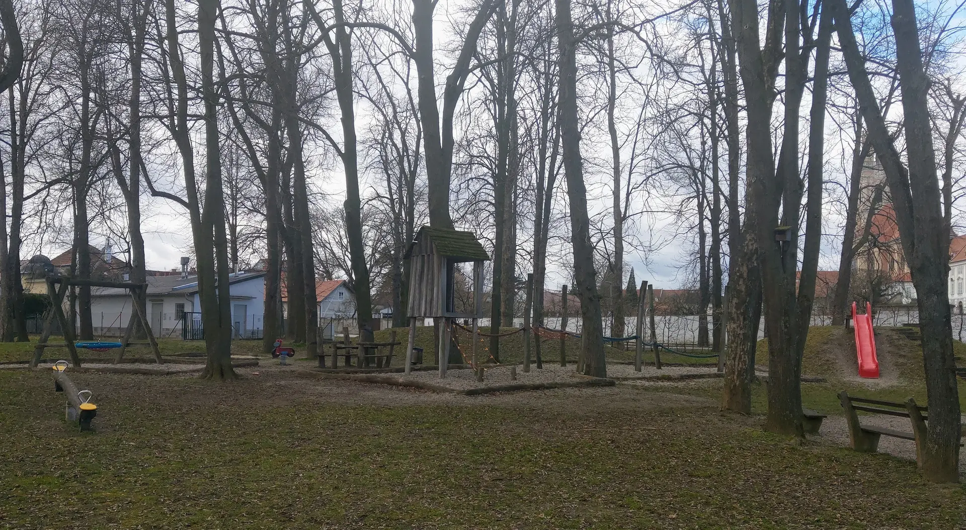 Spielplatz mit Skaterrampe