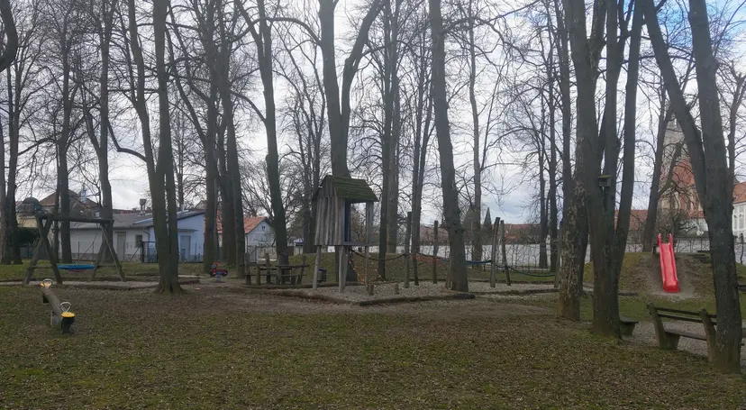 Spielplatz mit Skaterrampe 2