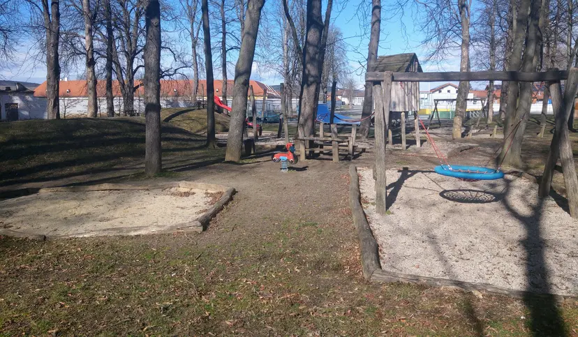 Spielplatz mit Skaterrampe 6