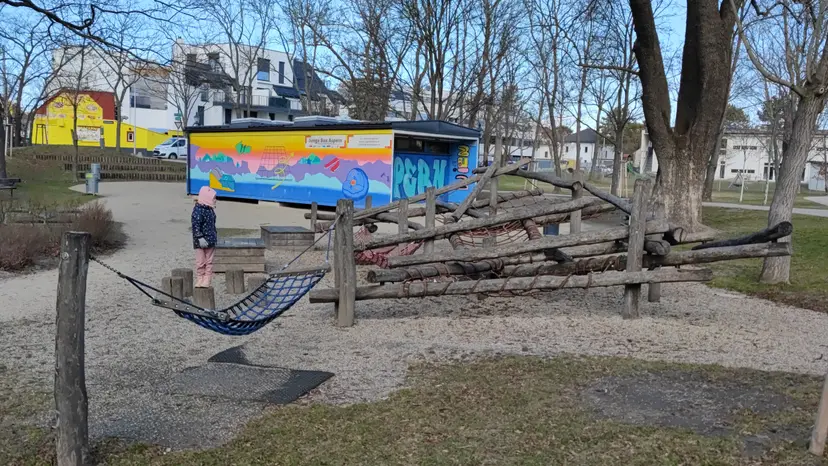 Spielplatz am Asperner Heldenplatz 3