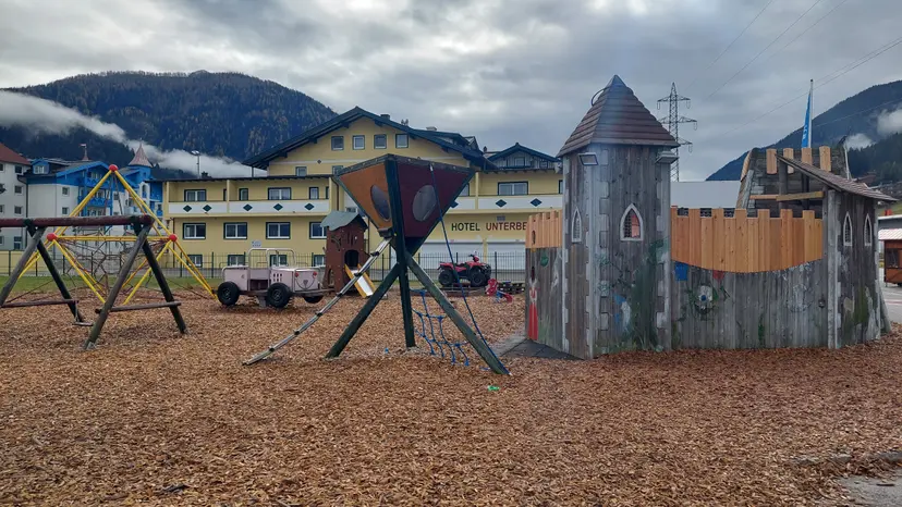 Spielplatz bei Lucky Flitzer/ Skischule 5