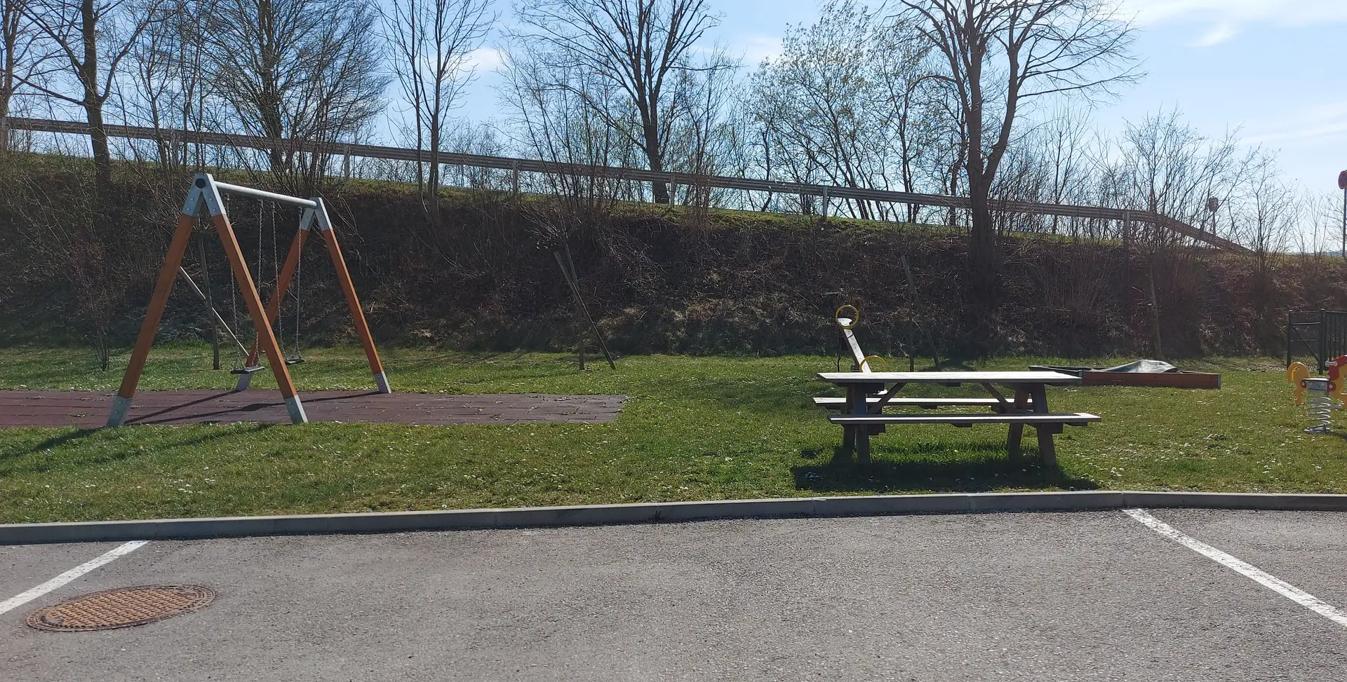 Spielplatz 2 vor der Brücke
