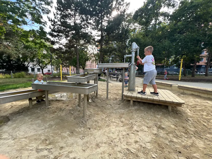 Kleinkinderspielplatz 4