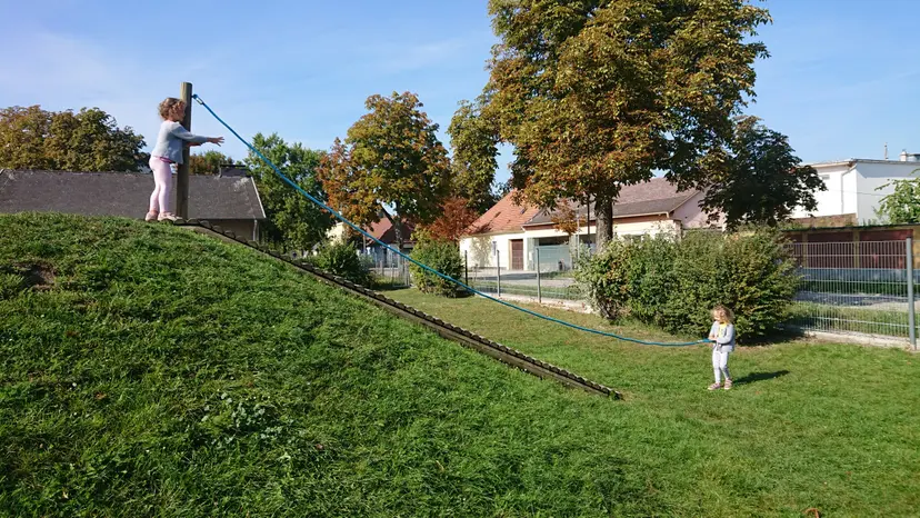 Spielplatz Hennebergplatz 3