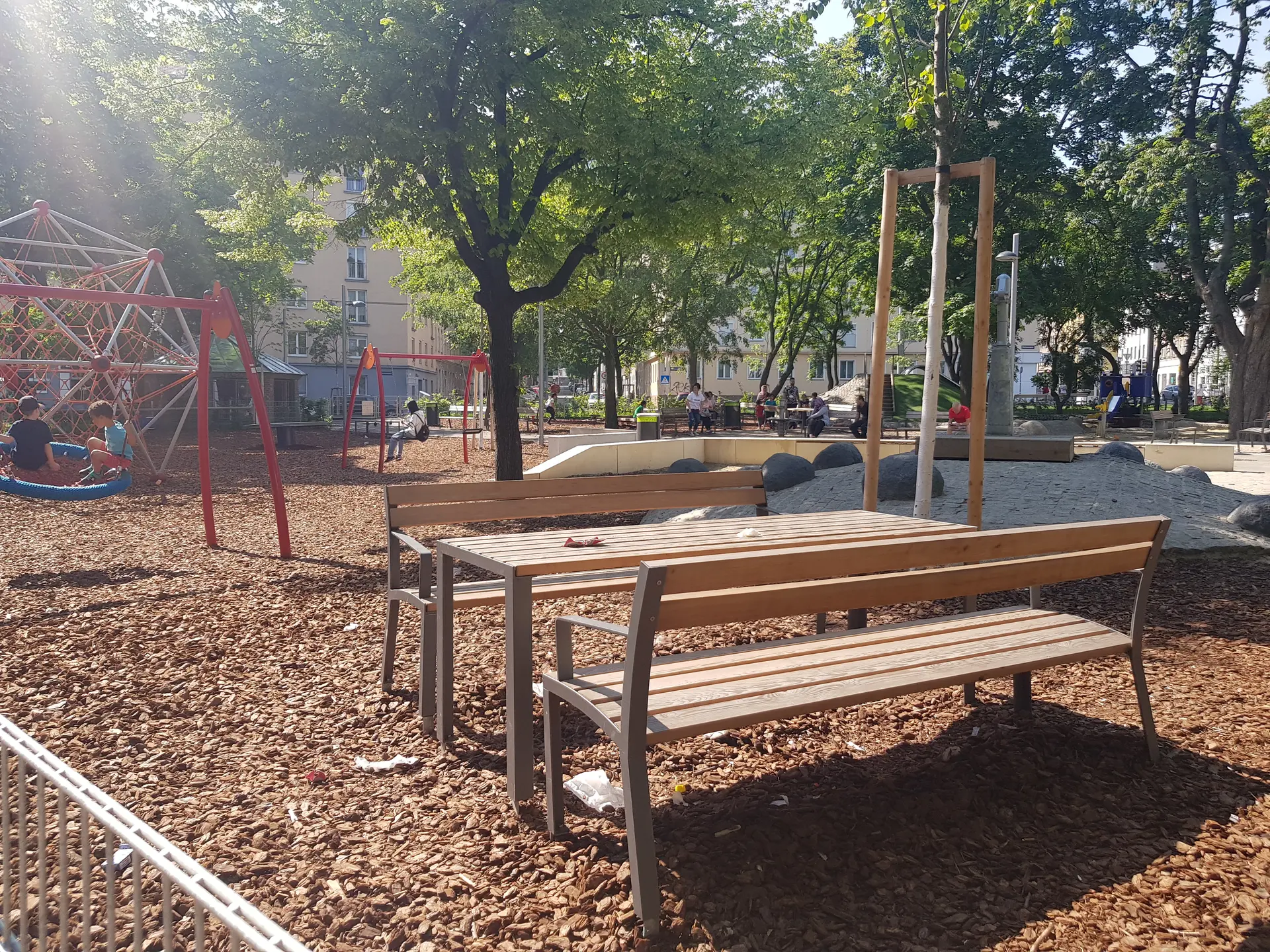Spielplatz mit Klettergerüst und Sandkiste