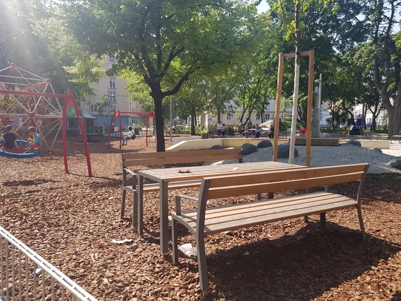 Spielplatz mit Klettergerüst und Sandkiste 2