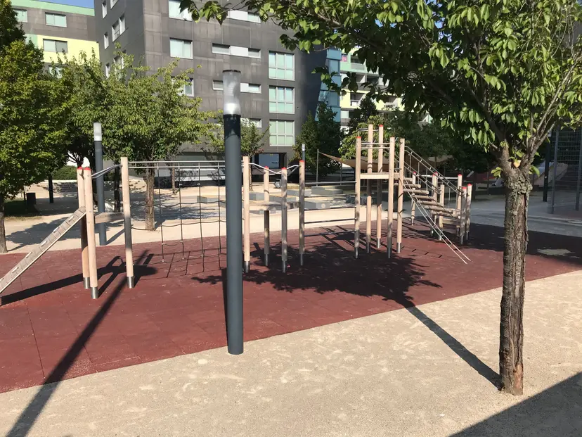 Spielplatz mit Klettergerüst und Sandkiste 3