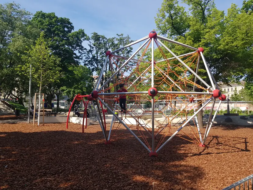 Spielplatz mit Klettergerüst und Sandkiste 4