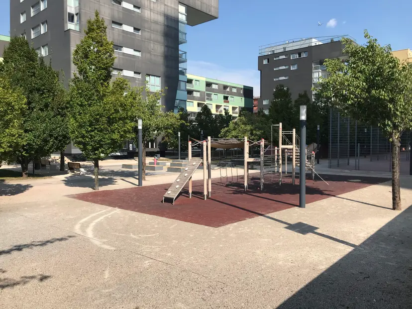 Spielplatz mit Klettergerüst und Sandkiste 5