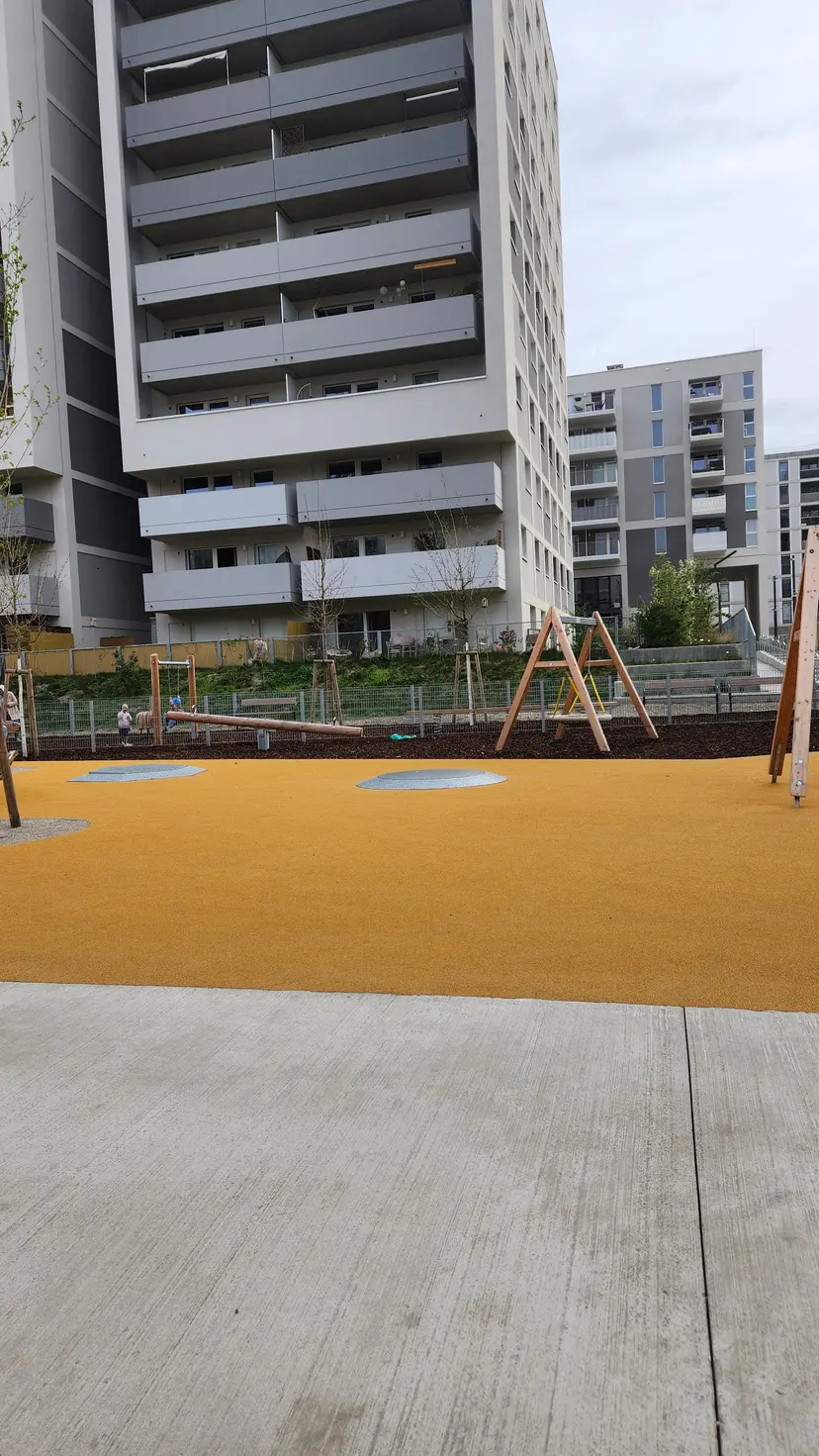 Spielplatz "Drehen und Wippen" 3