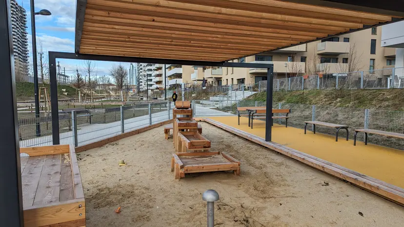 Spielplatz "Drehen und Wippen" 4