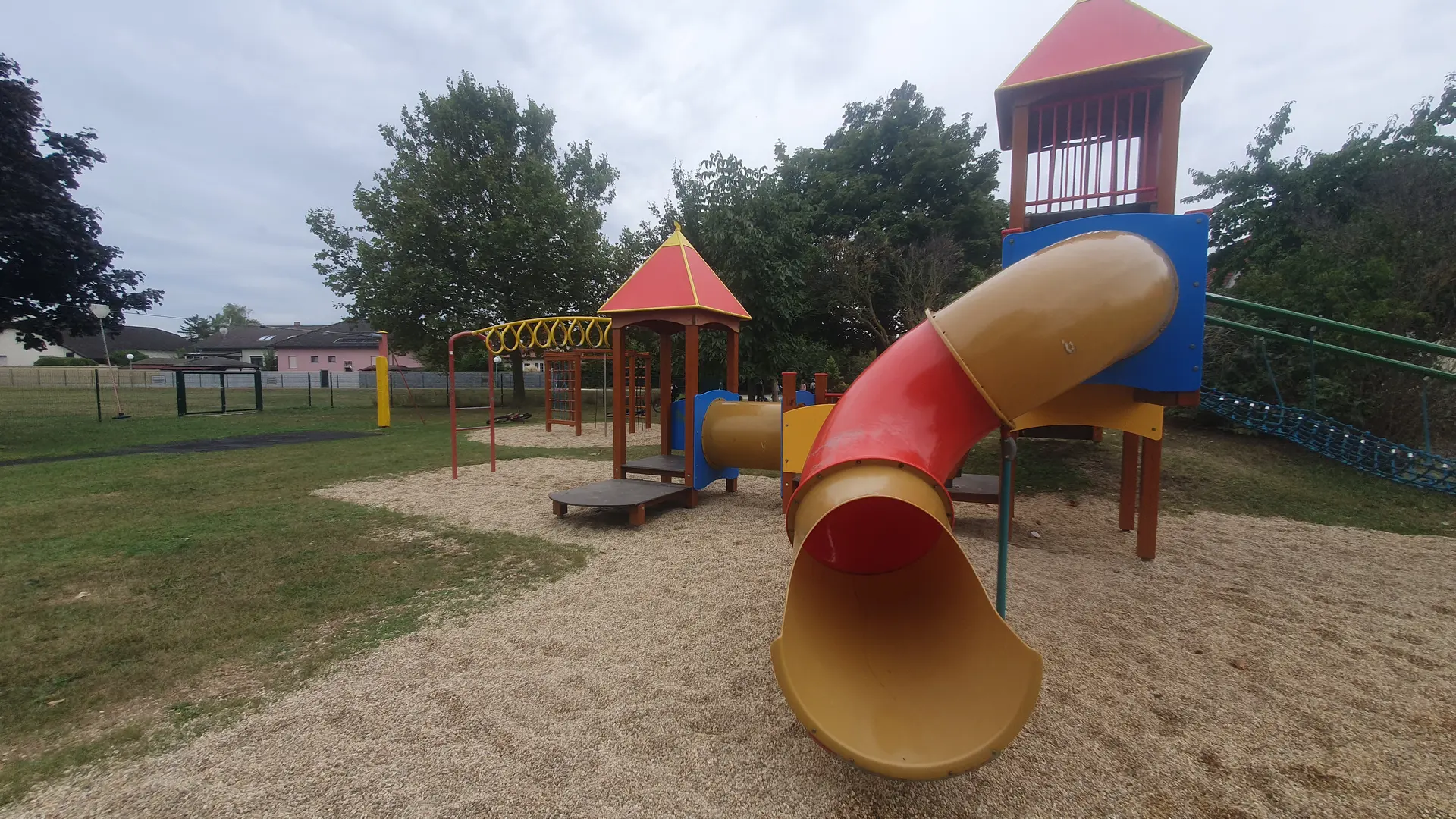 Spielplatz neben Hallenbad