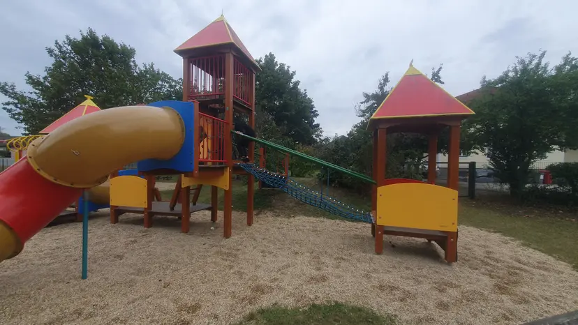 Spielplatz neben Hallenbad 5