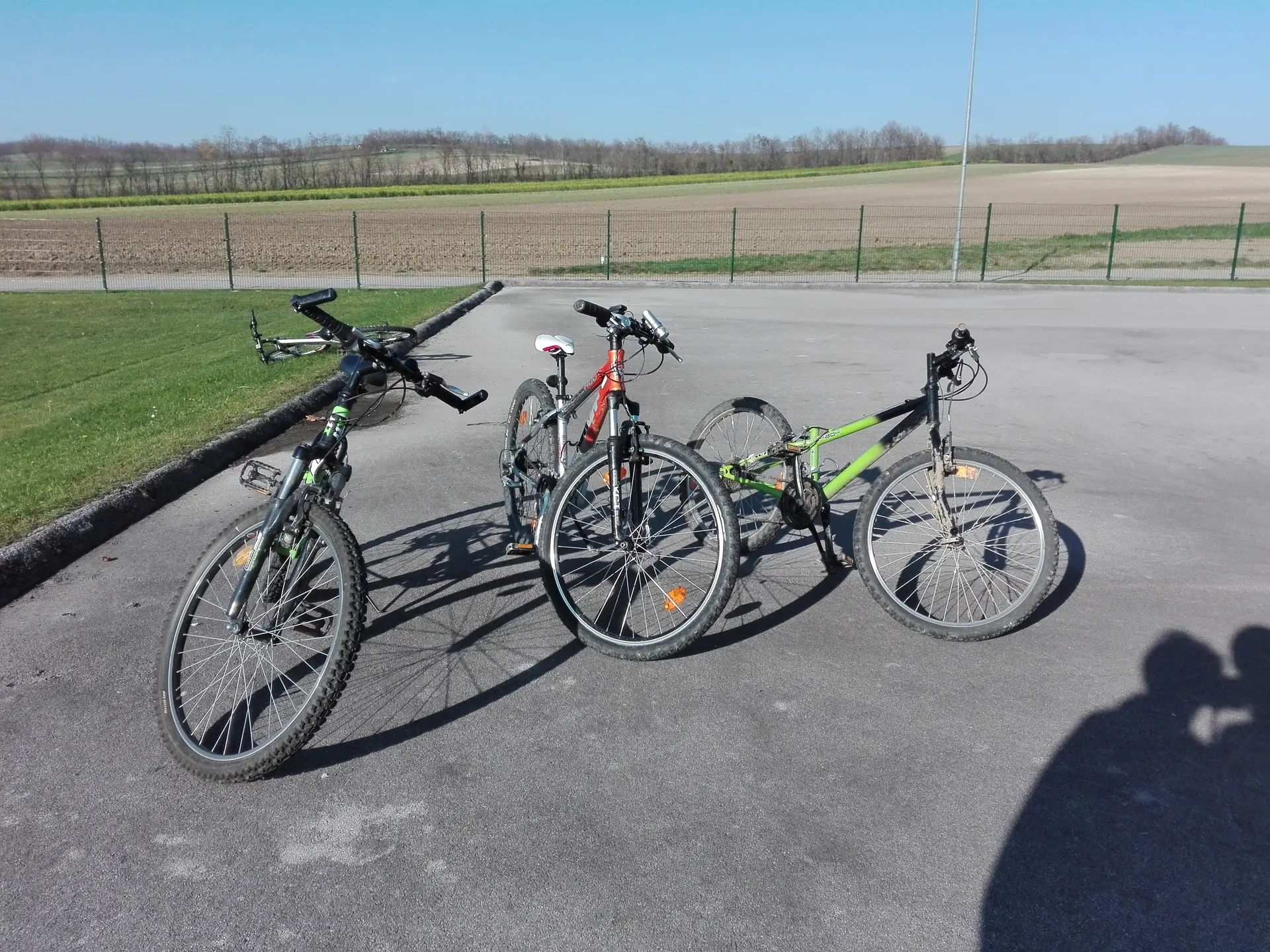 Spielplatz, Skateanlage, Fußballfeld