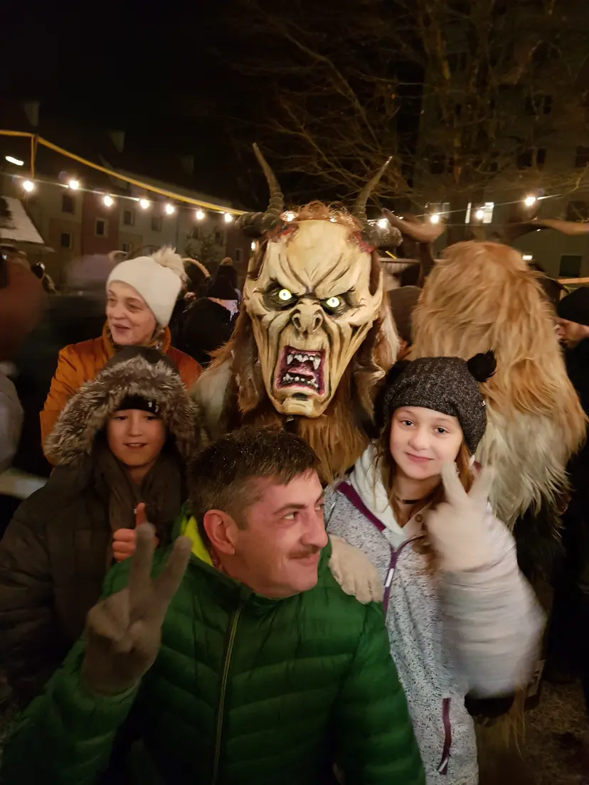 Radfahrbahn und Spielplatz Glöckelstraße 5
