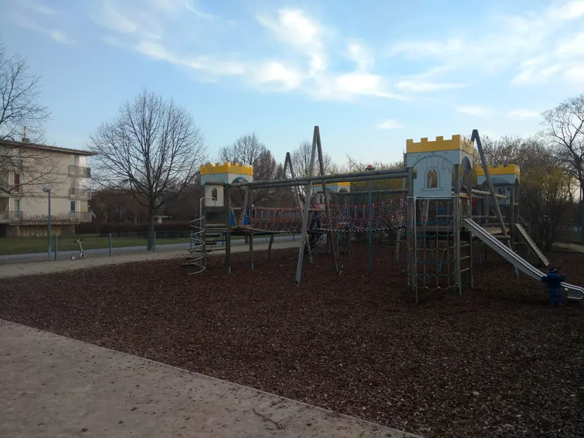 Spielplatz Raphael-Donner-Allee 4