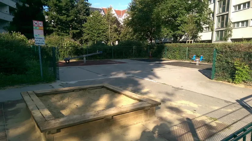 Kleinkinderspielplatz 4