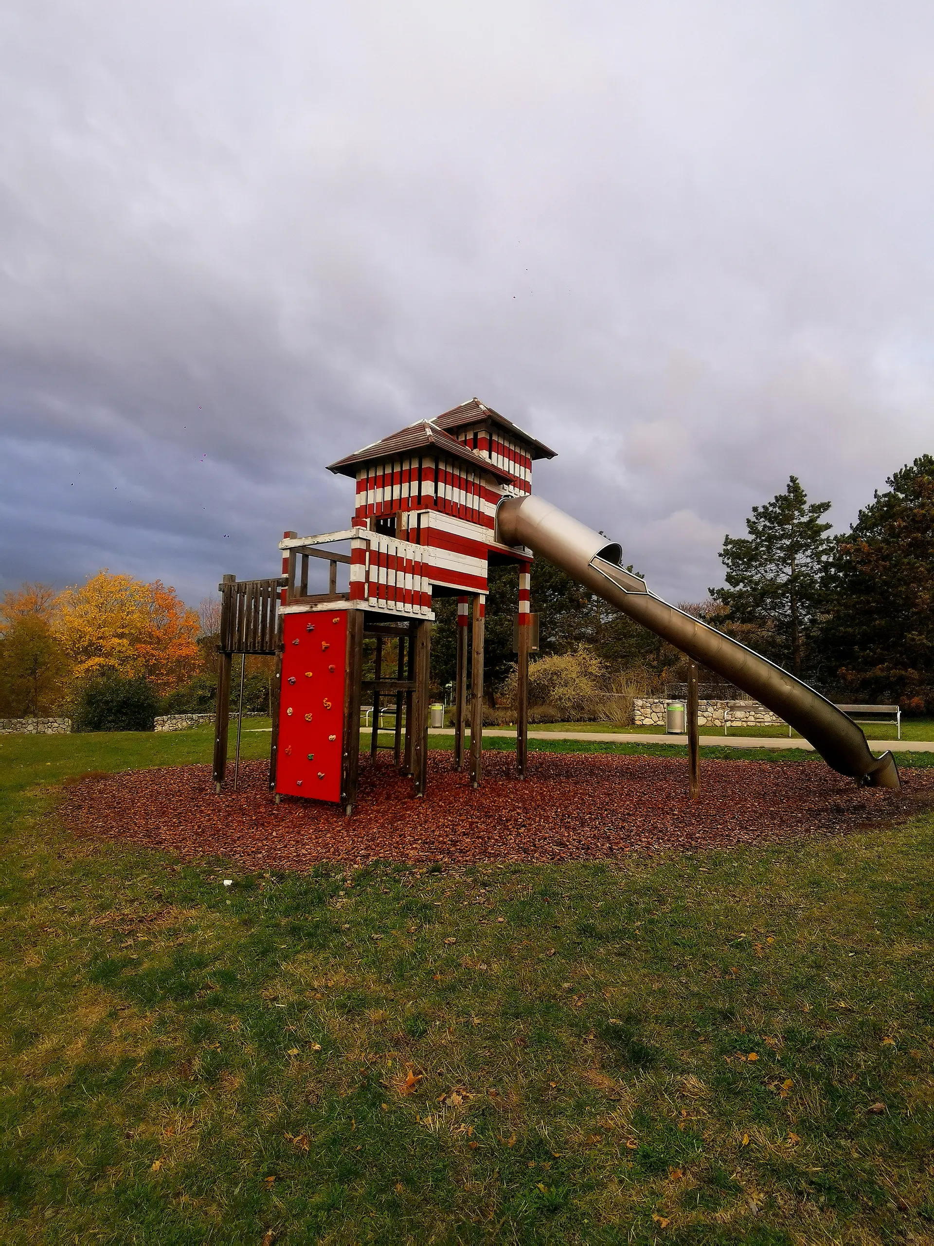 Spielplatz - Kletter- und Rutschenturm