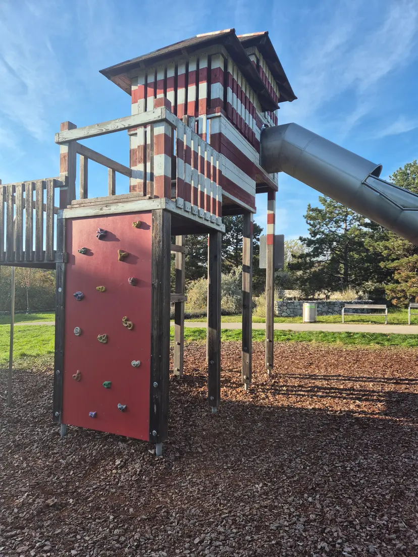 Spielplatz - Kletter- und Rutschenturm 5