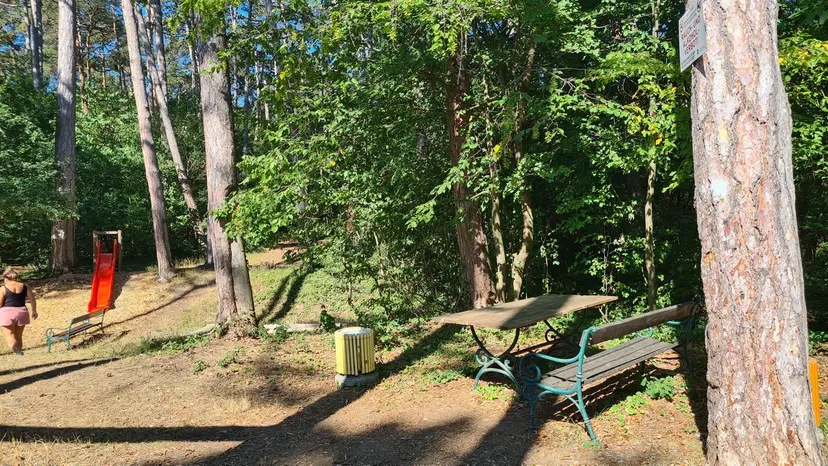 Waldspielplatz hinter der Kirche 2