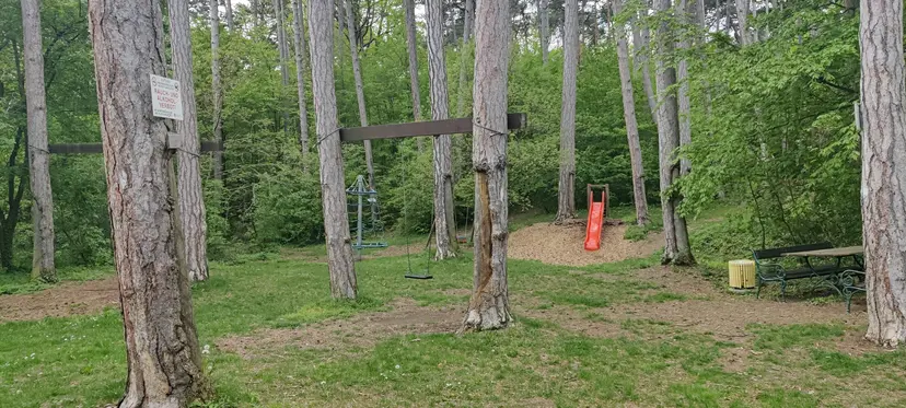 Waldspielplatz hinter der Kirche 3