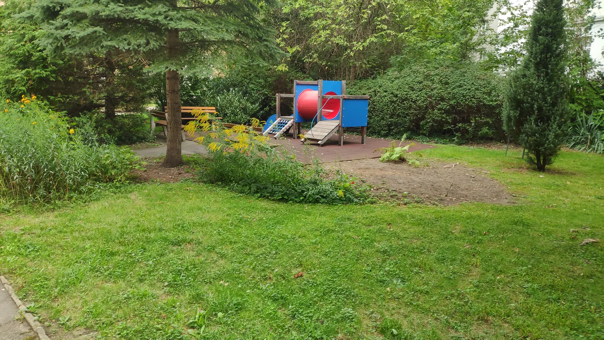 Kleiner Spielplatz im Gemeindebau