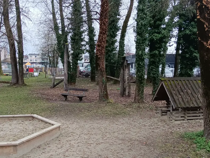 Spielplatz Dr. Karl-Renner-Strasse 2