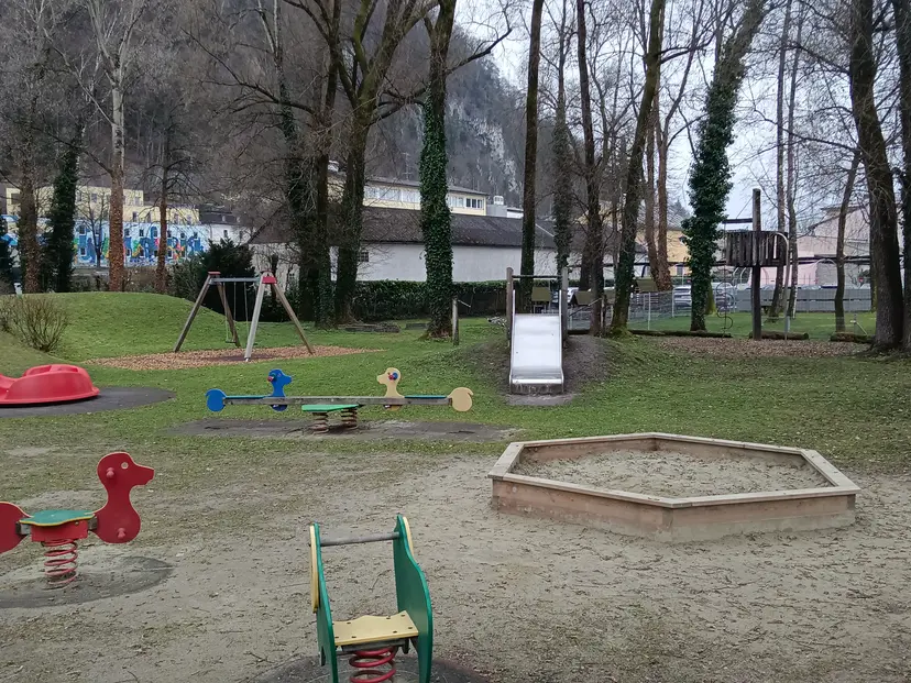 Spielplatz Dr. Karl-Renner-Strasse 3