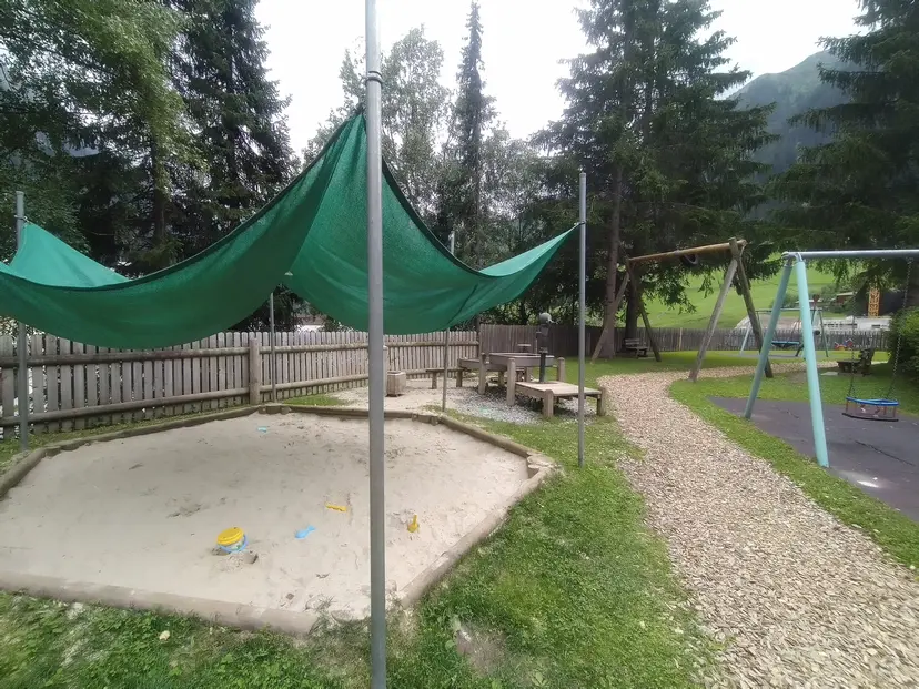 Spielplatz Dorfstrasse 4