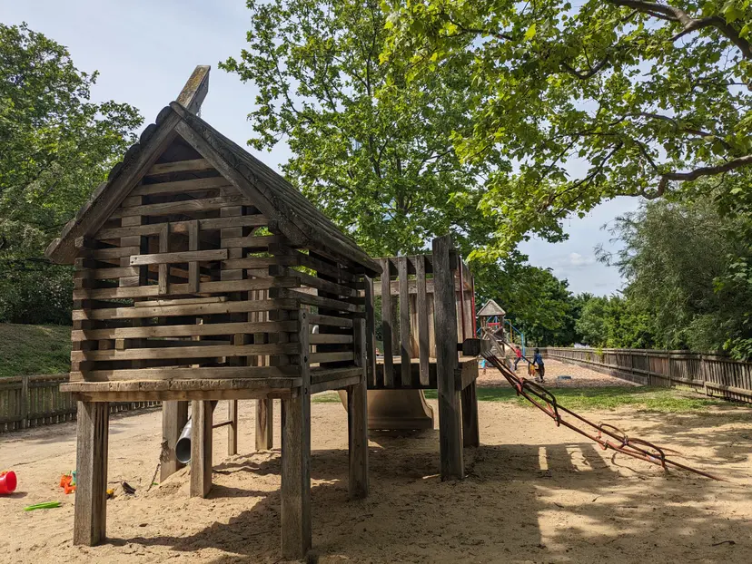 Rechter Donaudamm Spielplatz 5 2