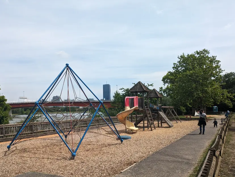 Rechter Donaudamm Spielplatz 5 3