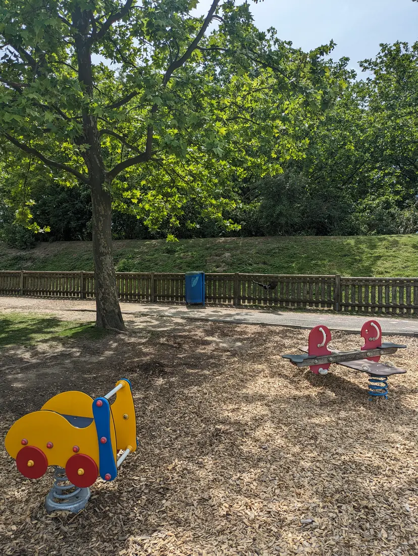 Rechter Donaudamm Spielplatz 5 4