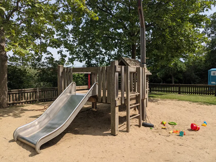 Rechter Donaudamm Spielplatz 5 5