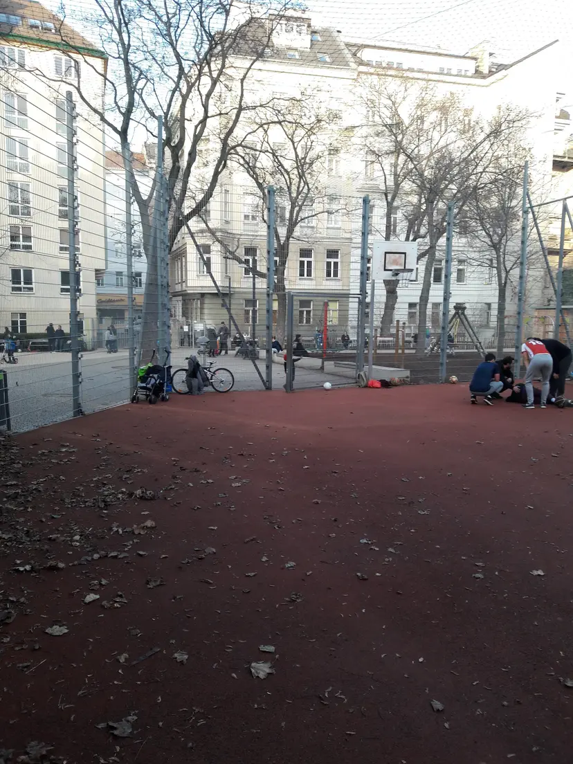 Spielplatz im Josef-Strauss-Park 6