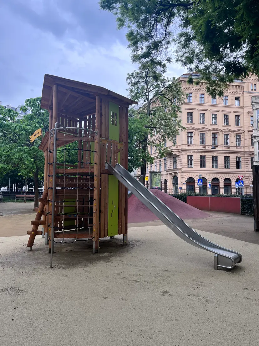 Spielplatz im Rudolfspark 6